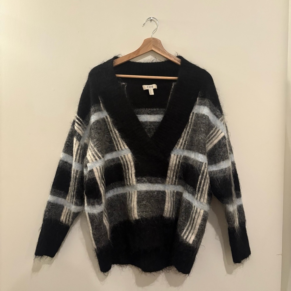 COS Women's V-Neck Sweater in Black and Gray Plaid